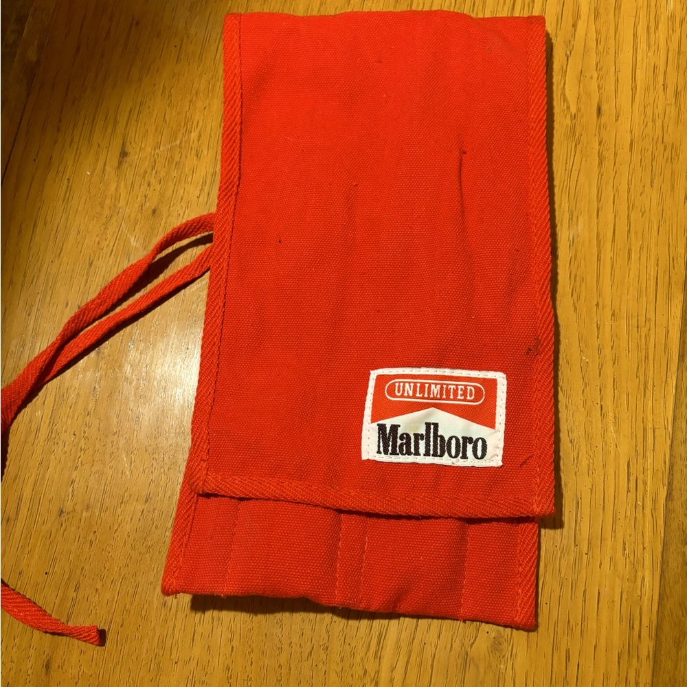 New Marlboro knife/fork set